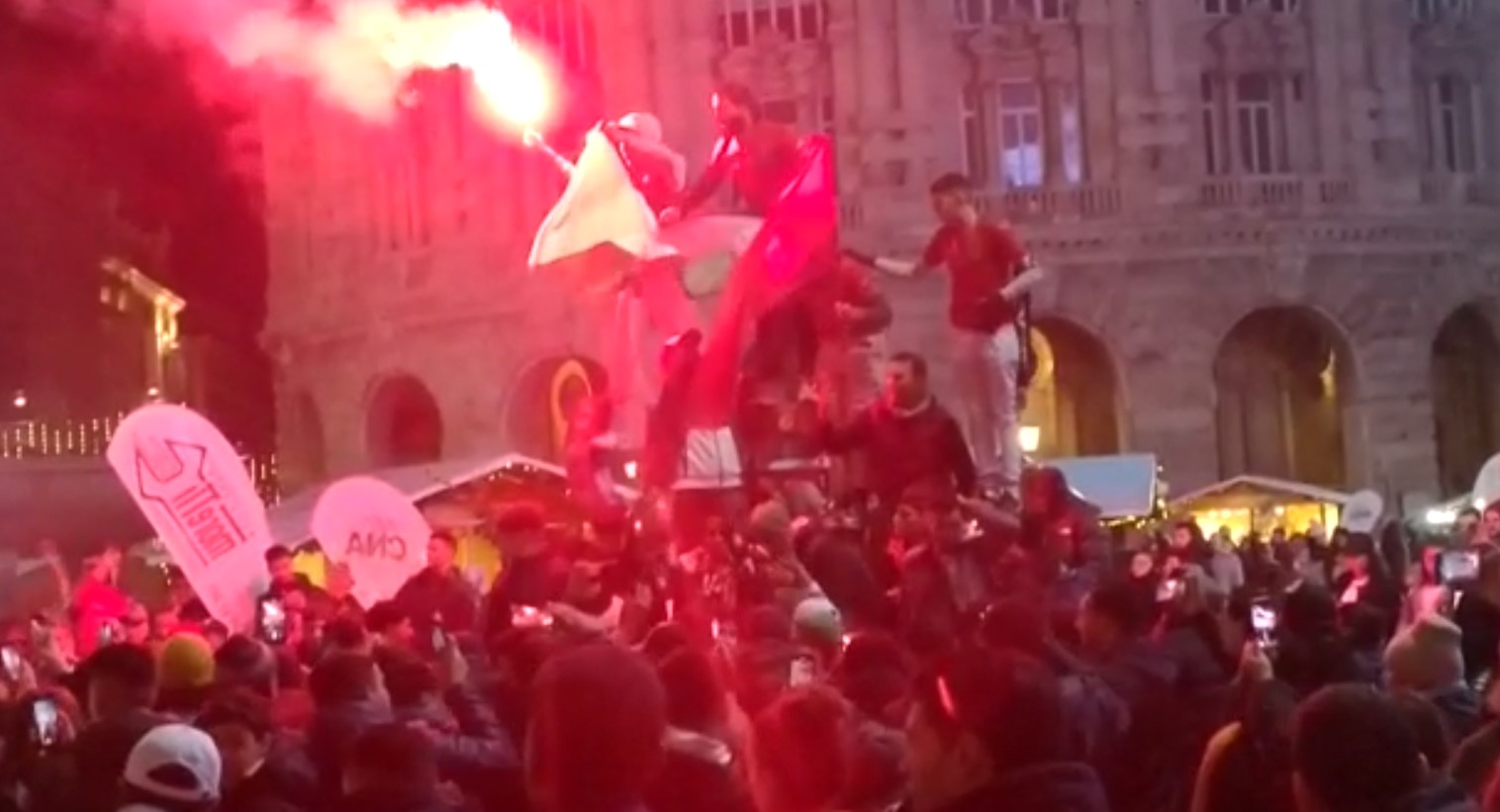 Genova, tifosi del Marocco in festa: è la prima squadra africana in semifinale al Mondiale