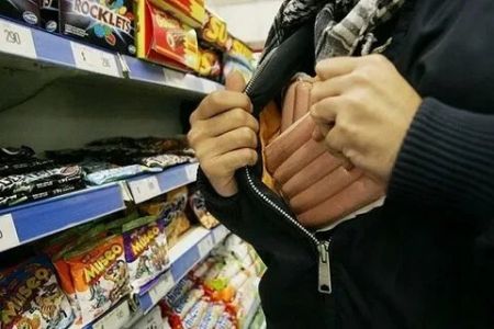 Genova, sorpreso a rubare da un supermercato aggredisce la guardia giurata: arrestato