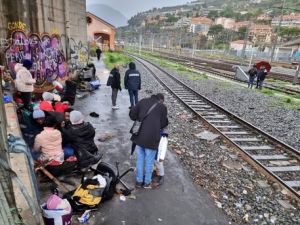 Ventimiglia, migranti accampati vicino ai binari ferroviari