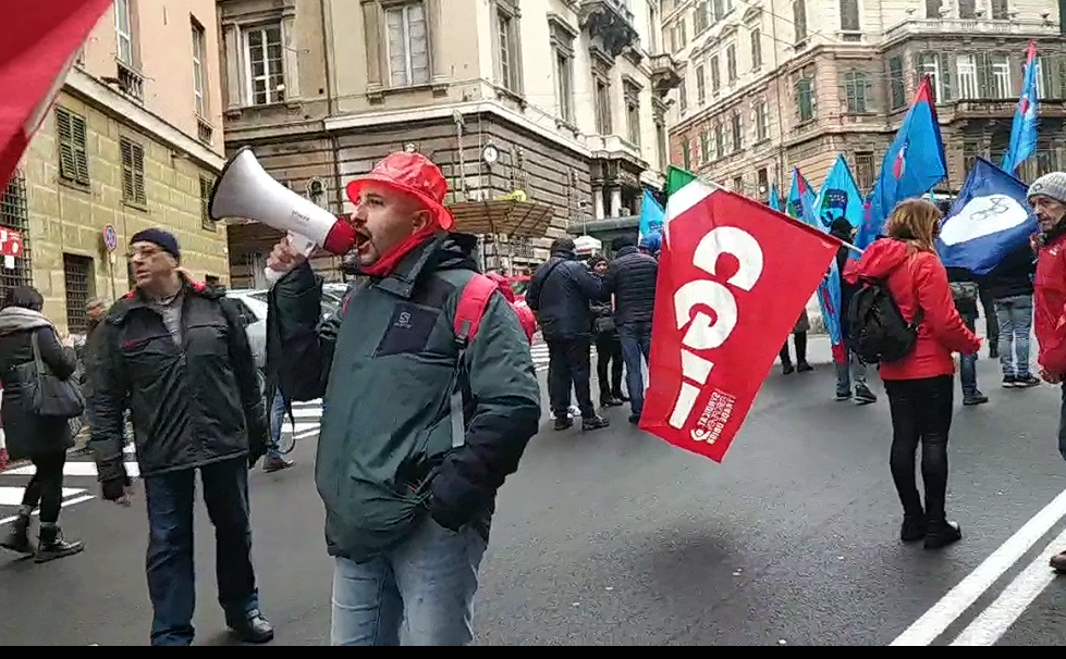 Sciopero generale a Genova, migliaia per protestare contro la manovra del Governo