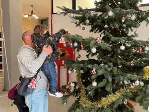 Genova, festa davanti all'albero di Natale di Palazzo Albini: i bambini lo decorano con addobbi riciclati