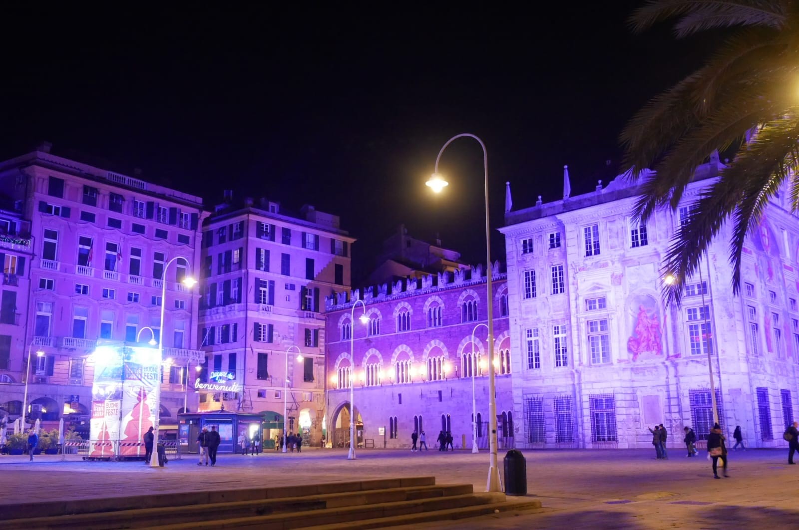 Genova, accese le luminarie natalizie a Caricamento. Domani a Sampierdarena 