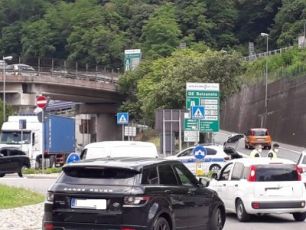 Autostrade Liguria, tir prende fuoco in A7: chiusa uscita di Bolzaneto per chi proviene da Milano