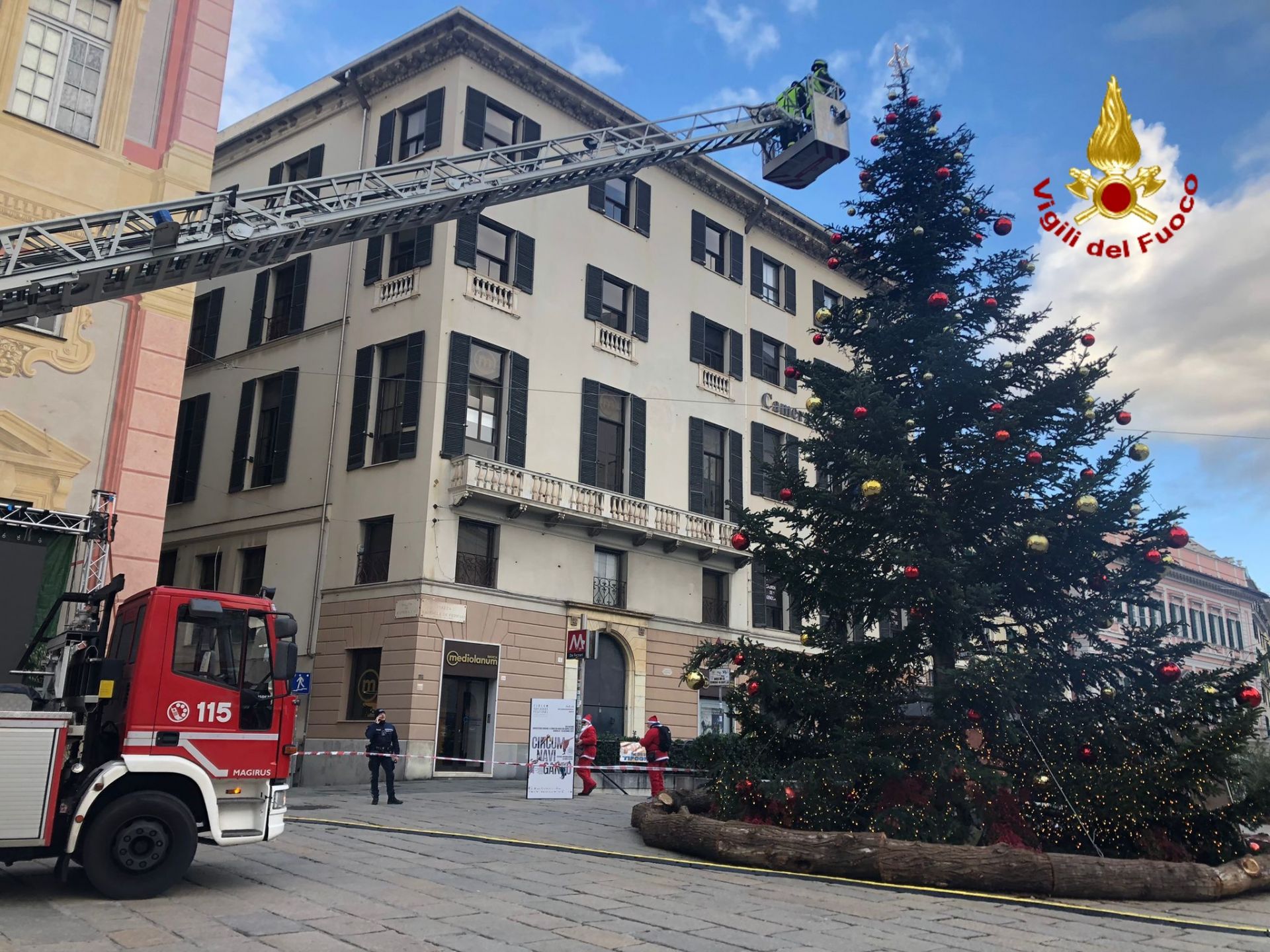 Genova, la decorazione della punta dell'albero di Natale di Piazza de Ferrari rischia di cadere: intervengono i Vigili del Fuoco