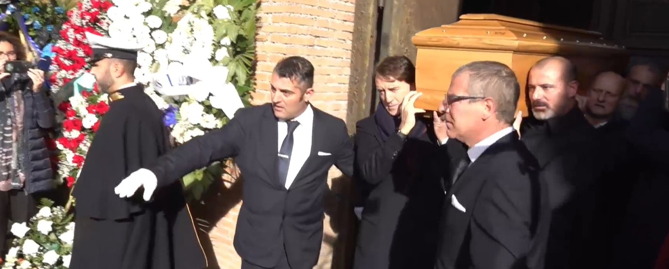 Addio a Sinisa Mihajlovic, commozione e tanta gente al funerale a Roma