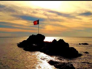 La "battaglia" sullo scoglio di Boccadasse: rimossa la bandiera del Genoa