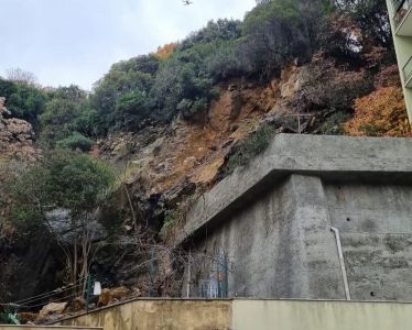 Frana in via Posalunga, famiglie sfollate accompagnate in casa per recuperare i beni