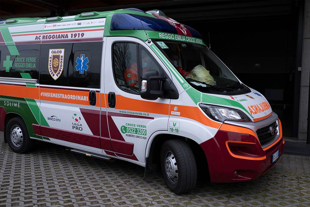 Genova, ignoti tagliano le gomme dell'ambulanza Croce Verde di Pegli nella notte di Natale