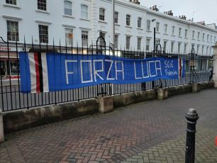 Vialli, striscione dei tifosi blucerchiati inglesi sotto la clinica: "C'mon Gianluca, siamo con te!"
