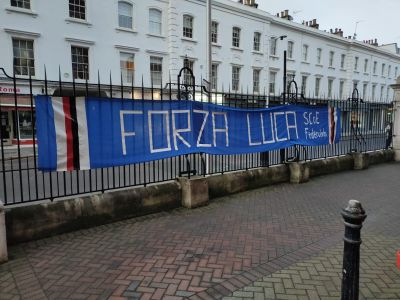 Vialli, striscione dei tifosi blucerchiati inglesi sotto la clinica: "C'mon Gianluca, siamo con te!"