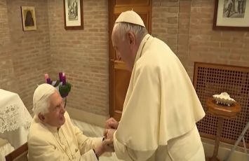 Papa Francesco chiede di pregare per Benedetto XVI: "È molto malato"