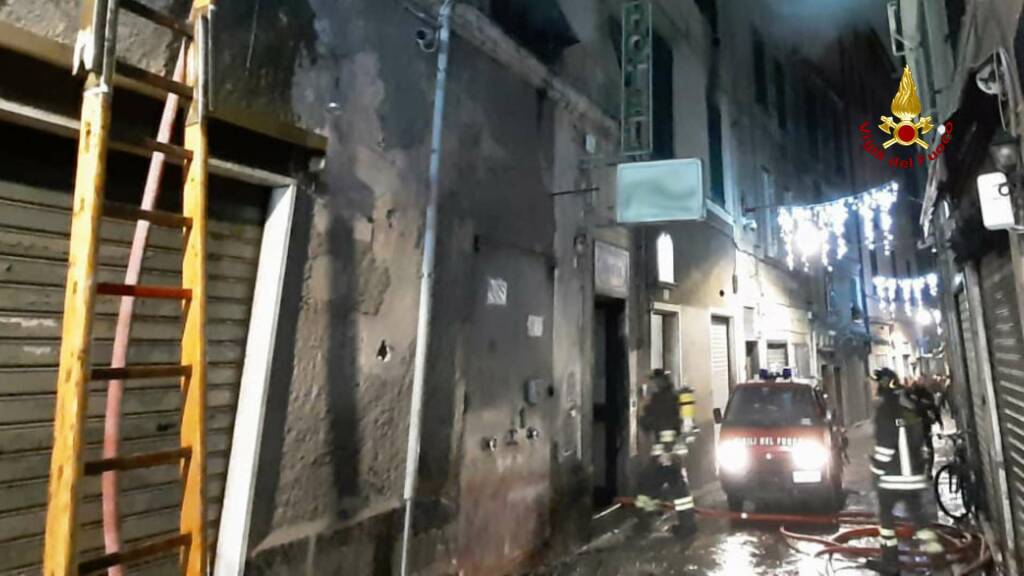 Genova, a fuoco una stanza dell'Hotel Royal: cinque tra feriti e intossicati. A causare il rogo una stufetta 