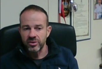 A Portofino si brinda in piazzetta con lo sguardo rivolto a San Giorgio 