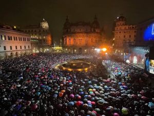 Capodanno a Genova, la festa in piazza: la pioggia non ferma i 30mila che hanno salutato il 2023