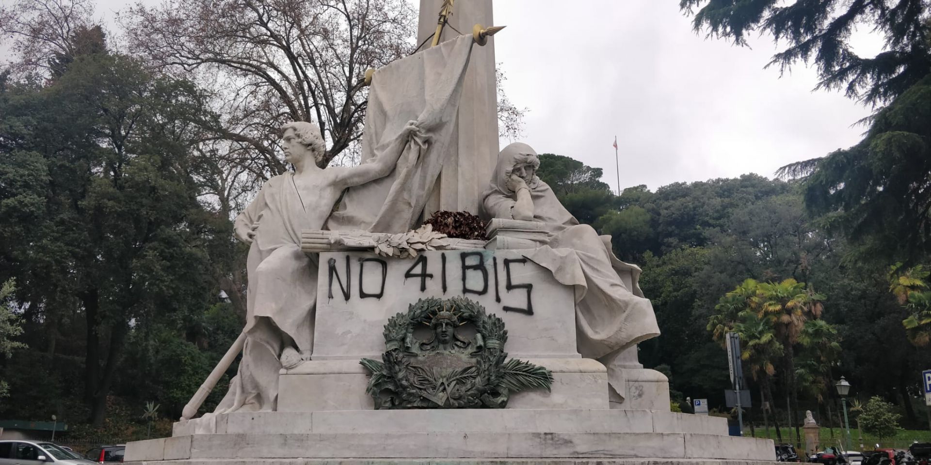 Genova, nuove scritte degli anarchici a favore di Cospito sulla statua di Mazzini