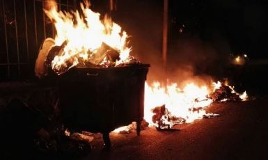 Genova, a fuoco diversi cassonetti nella zona di Castelletto: arrestato piromane 20enne