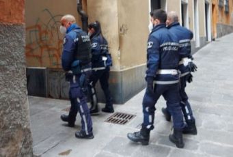 Genova, le operazioni antidroga della polizia locale: nel 2022 più che raddoppiati gli arresti, sequestrati oltre 5 kg di stupefacenti