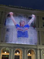 Addio a Vialli, il video commemorativo sul Palazzo della Regione: "Ciao Gianluca"