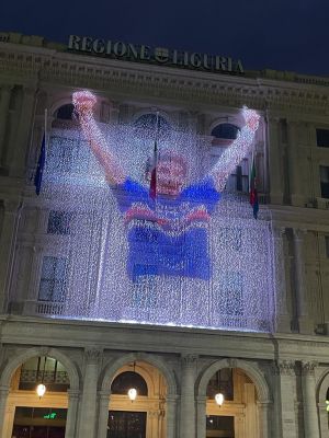 Addio a Vialli, il video commemorativo sul Palazzo della Regione: "Ciao Gianluca"