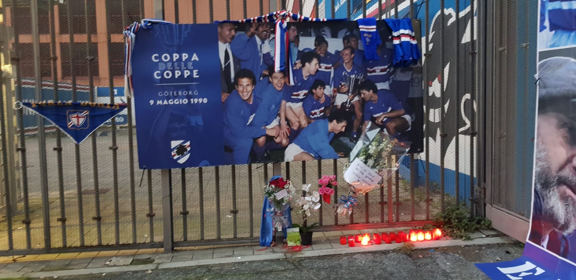 Addio a Gianluca Vialli, i tifosi lasciano fiori e striscioni davanti alla gradinata Sud