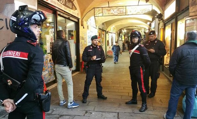 Genova, 19enne rapinato a Sottoripa: preso a calci e pugni per un portafoglio
