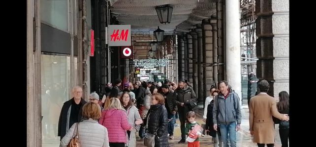 Genova, primo fine settimana all'insegna dei saldi: tanta gente in città, ma pochi acquisti