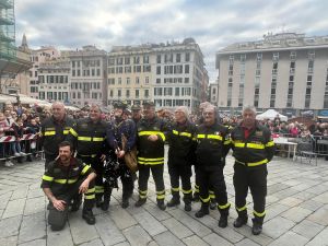 Genova, in Piazza Matteotti si festeggia l'Epifania: centinaia di bambini ad attendere le calze della Befana