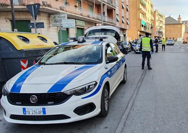 Genova, ai domiciliari per un furto di liquori evade il giorno dopo e picchia i vigili: arrestato nuovamente