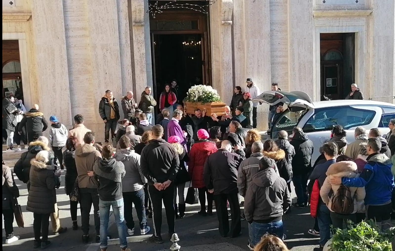 Genova, l'ultimo saluto a Giulia Donato: palloncini bianchi e tanti giovani al funerale della vittima del femminicidio