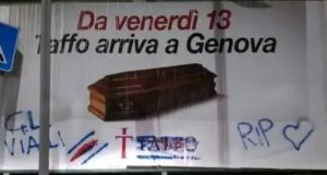 Genova, oltraggio a Vialli: scritte vergognose su un cartellone pubblicitario 