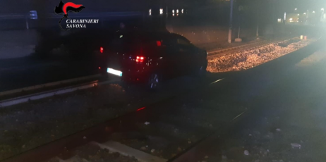 Cengio, completamente ubriaco arriva con l'auto sui binari della ferrovia: stop ai treni per un'ora