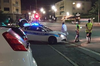 Genova, ubriaca e senza patente si schianta contro moto e macchine a bordo strada