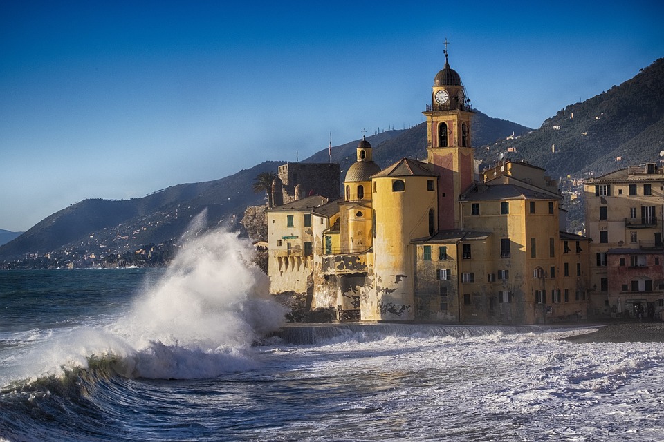 Liguria, arriva l'inverno: vento forte e mareggiate, da domani neve sulle alture e temperature in calo