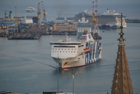 Genova, collisione tra due traghetti al porto a causa del forte vento