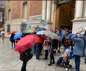 Genova, presidio dei lavoratori somministrati davanti alla Prefettura: "In Liguria lasciati a casa in trenta"
