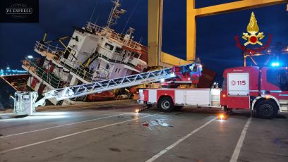 Genova, nave di 90 metri si inclina su un fianco al terminal Messina