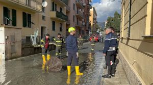 Riva Trigoso, importanti danni dovuti alla mareggiata. I Vigili del Fuoco: "Abitazioni con problema di acqua nelle cantine"