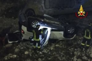 Genova, auto precipita nel Bisagno all'altezza di via Bobbio: dramma sfiorato 
