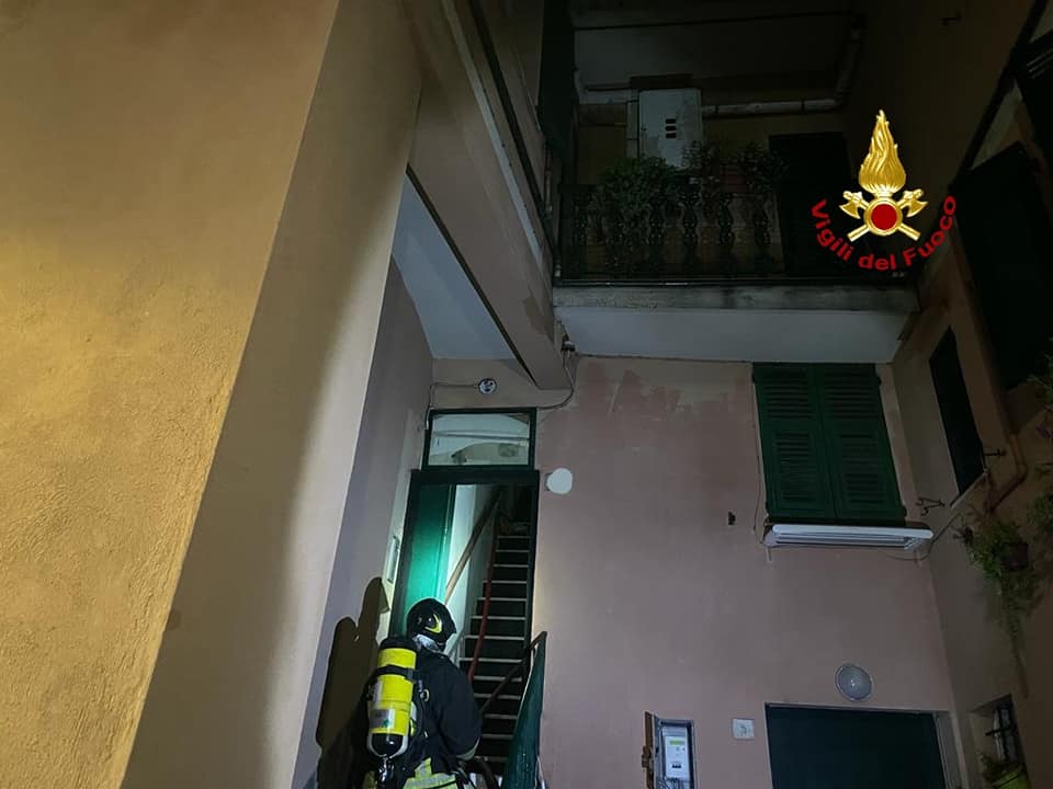 Genova, incendio in una palazzina a Voltri: evacuati tutti i residenti