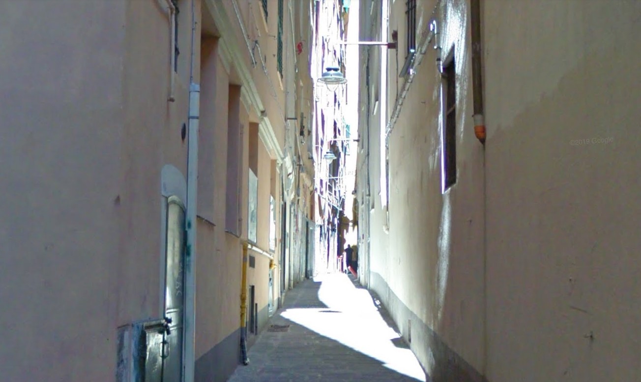 Genova, operaio cade da un'impalcatura nel centro storico: è in gravi condizioni