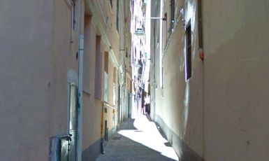 Genova, operaio cade da un'impalcatura nel centro storico: è in gravi condizioni