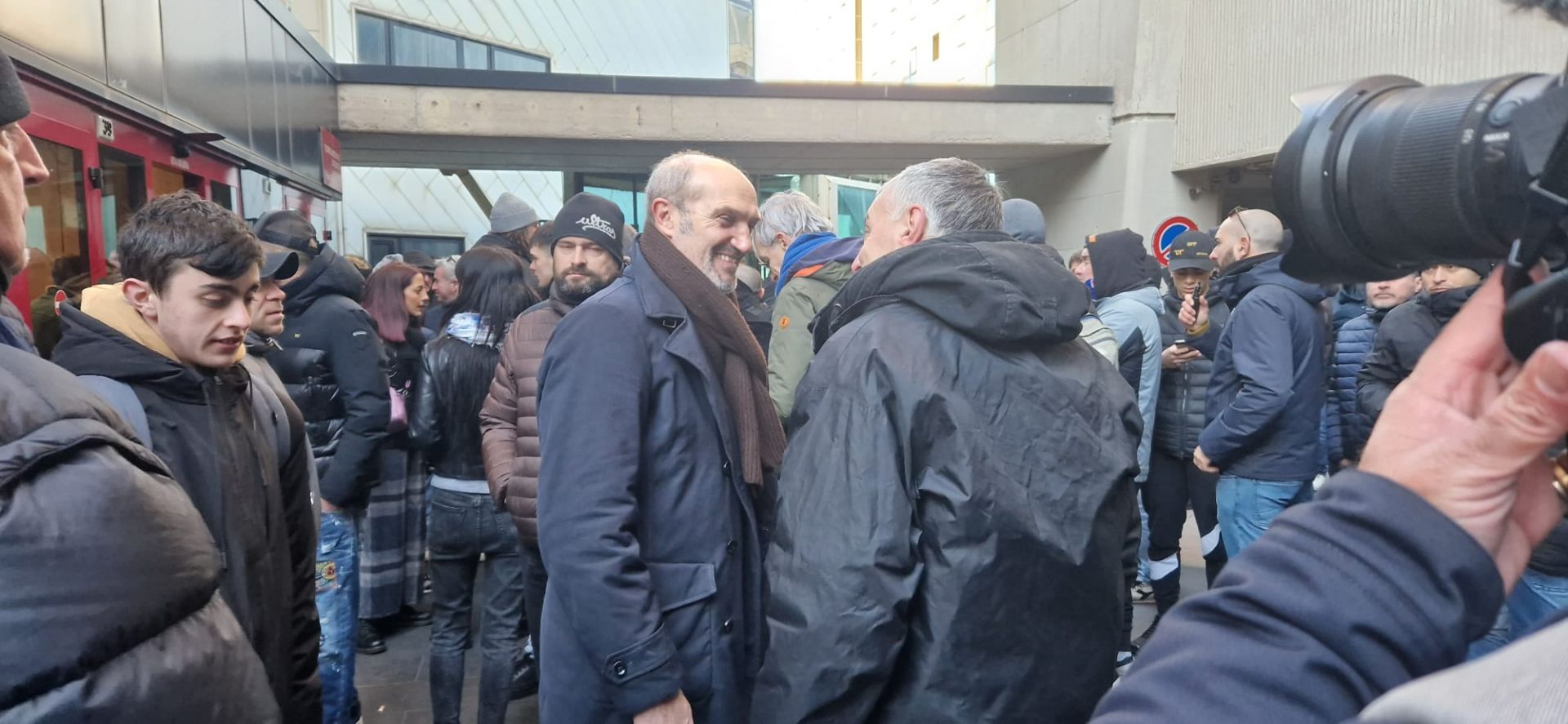 Sampdoria, altra assemblea dei soci nulla: i tifosi manifestano davanti la sede, incontro con Lanna