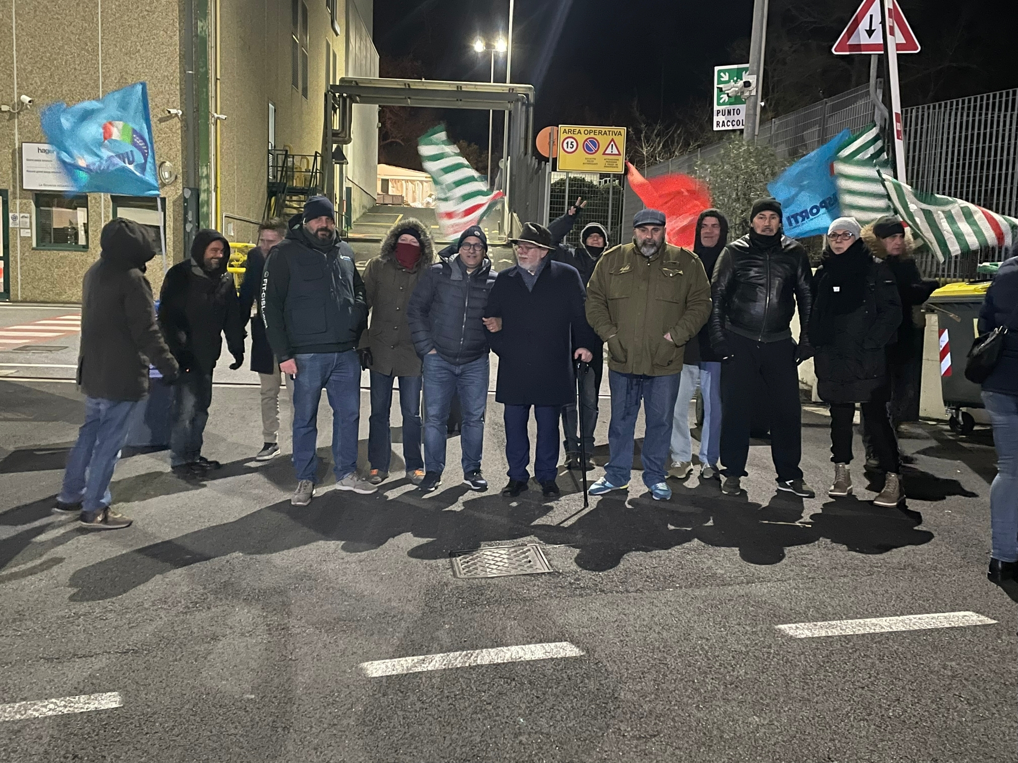 Arenzano, la protesta davanti la sede della Bocchiotti: dipendenti in sciopero dall'alba