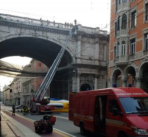 Genova, uomo minaccia di buttarsi dal ponte monumentale: via XX settembre chiusa al traffico. Poi il sindaco lo convince a scendere