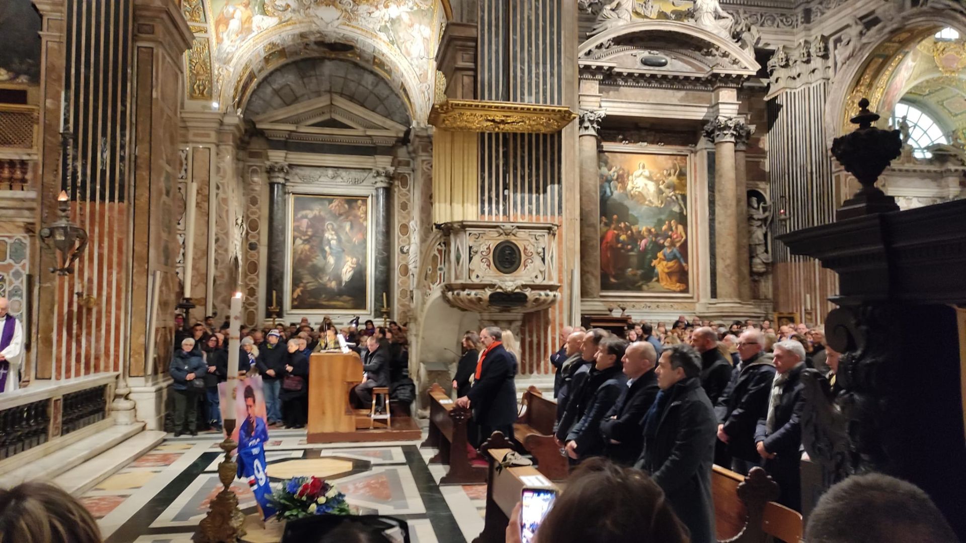 Genova, l'ultimo abbraccio a Gianluca Vialli: chiesa del Gesù e piazza Matteotti gremite per la cerimonia