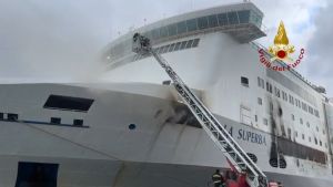 Genova, partite squadre specializzate di vigili del fuoco per aiutare nell'incendio del traghetto a Palermo
