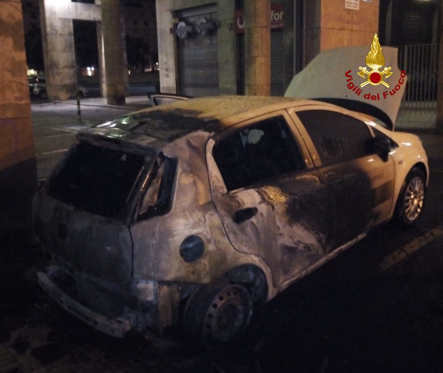 Genova, due auto e un furgone prendono fuoco nella notte: ipotesi gesto doloso