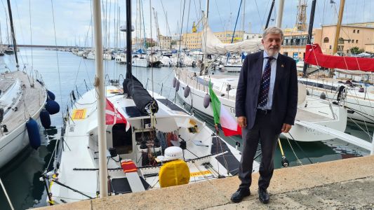 Primarie Pd, il siparietto del sindaco di Genova Bucci: "Vi porto i due euro e voto anche io"