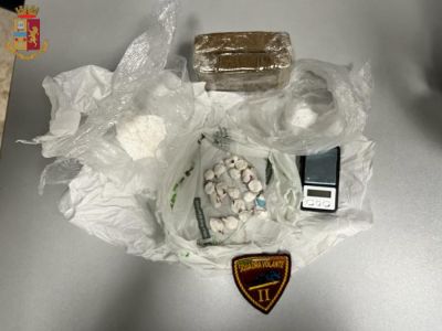 Genova, dimentica la porta di casa aperta e la droga sul tavolo: poliziotti entrano e arrestano pusher