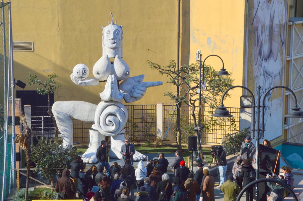 Genova, nuova collocazione per la "scultura scenografica" di Lele Luzzati: posizionata nei giardini a lui dedicati 